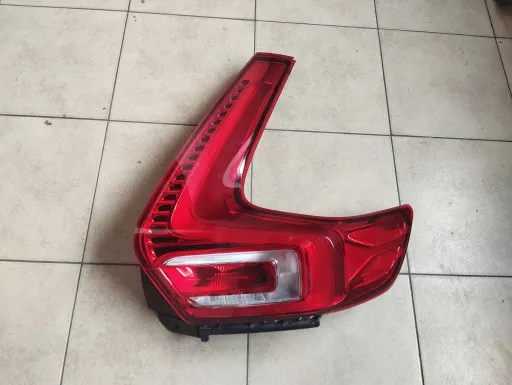 Volvo xc40 18- ліхтар задний правий 31446791