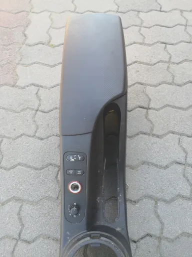 5P0864251B - ТОННЕЛЬ ПОДЛОКОТНИК ПЛАСТИНЧАТЫЙ ЧЕЙНДЖЕР SEAT ALTEA